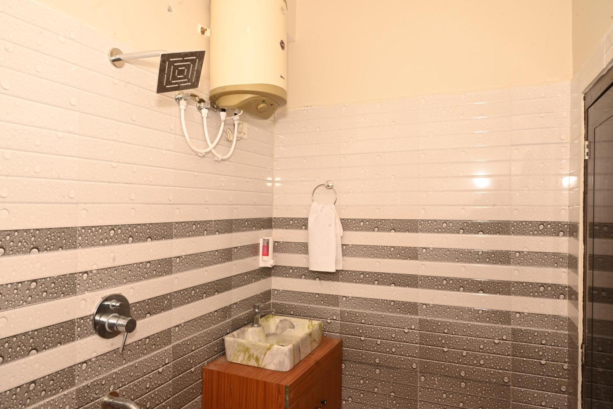 קנאטל Himalayan Hill Top Resort מראה חיצוני תמונה